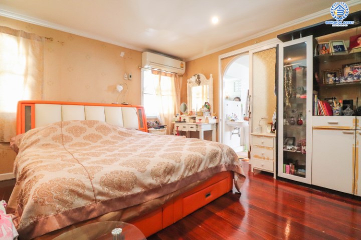 บ้านเดี่ยวทำเลโชคชัย 4 ซอย 56 หลังใหญ่พร้อมอยู่ เนื้อที่ 101 ตร.ว. พร้อมฟังก์ชันที่เหนือกว่าด้วย 5 ห้องนอน 5 ห้องน้ำ ต่อเติมเต็มทั้งหลัง บนทำเลสุดโดดเด่น! พร้อมเชื่อมต่อหลายเส้นทาง ใจกลางแหล่ง Community Mall ชั้นนำมากมาย ใกล้รถไฟฟ้าสายสีเหลือง "โชคชัย4" และทางด่วน "ฉลองรัช"